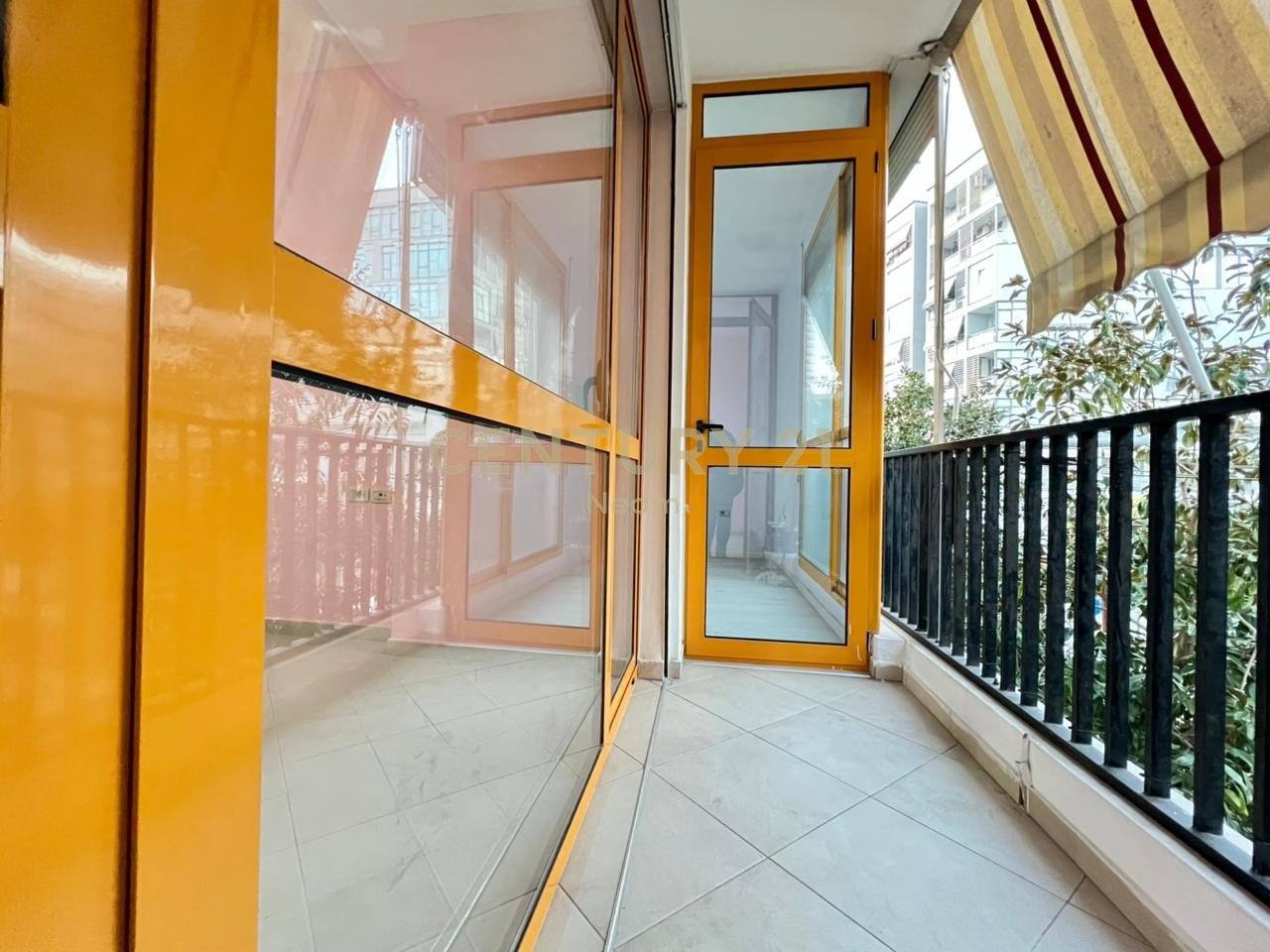 QIRA, ZYRË - 100 m2 me POST PARKIMI te KOMUNA PARISIT‼️