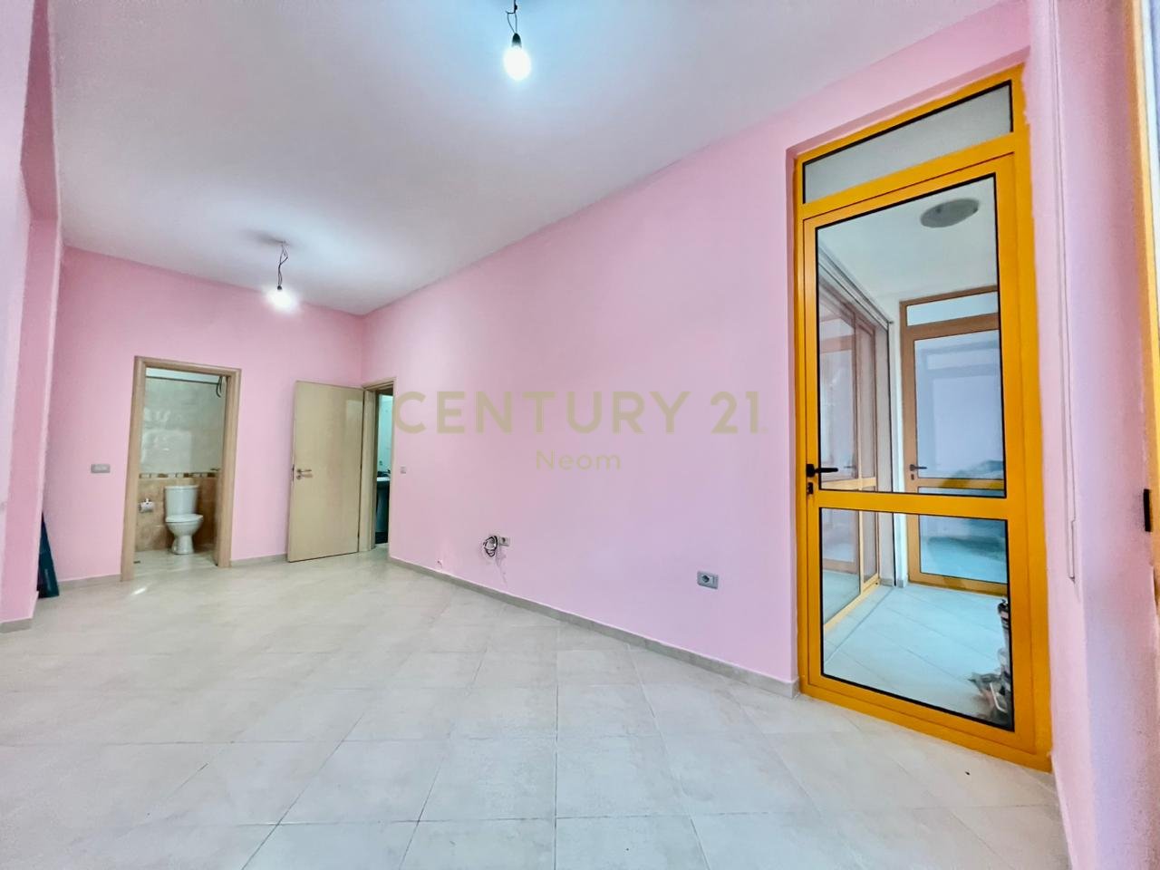 QIRA, ZYRË - 100 m2 me POST PARKIMI te KOMUNA PARISIT‼️