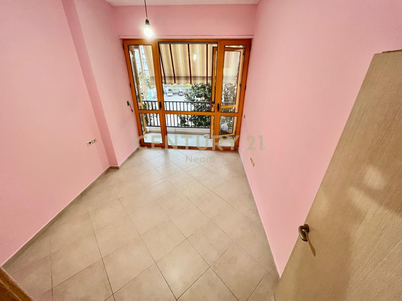 QIRA, ZYRË - 100 m2 me POST PARKIMI te KOMUNA PARISIT‼️