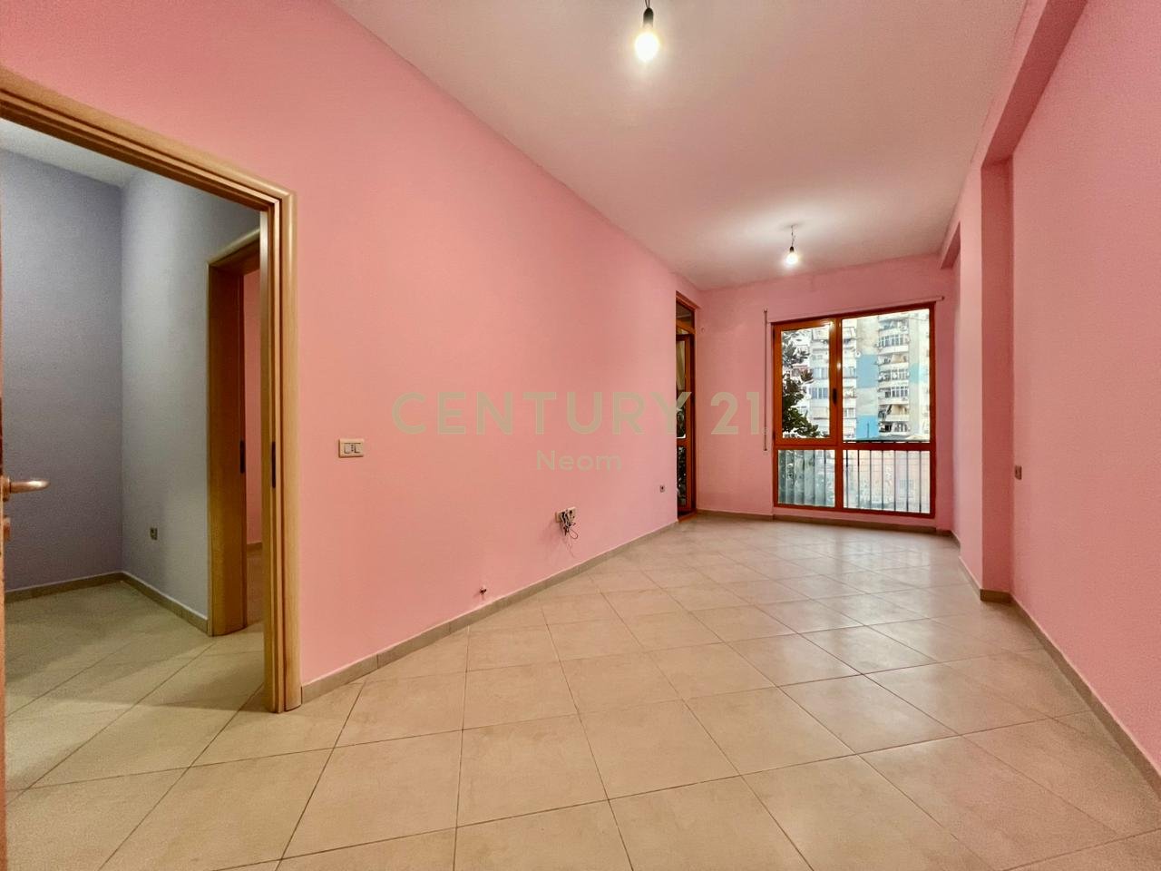 QIRA, ZYRË - 100 m2 me POST PARKIMI te KOMUNA PARISIT‼️