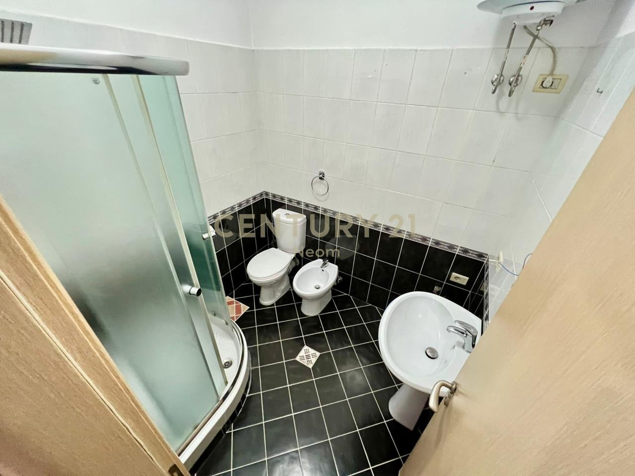 QIRA, ZYRË - 100 m2 me POST PARKIMI te KOMUNA PARISIT‼️