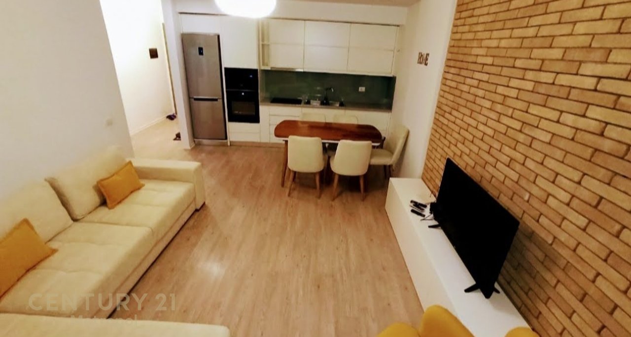 OFROJ PER QIRA APARTAMENT 2+1,TIRANA GOLDEN PARK!