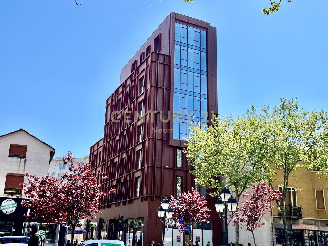 QIRA, ZYRË MODERNE - 70 m2 me PAMJE FANTASTIKE, RRUGA KAVAJËS‼️