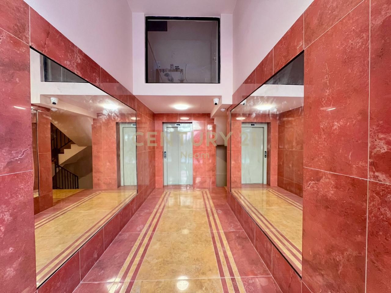 QIRA, ZYRË MODERNE - 70 m2 me PAMJE FANTASTIKE, RRUGA KAVAJËS‼️