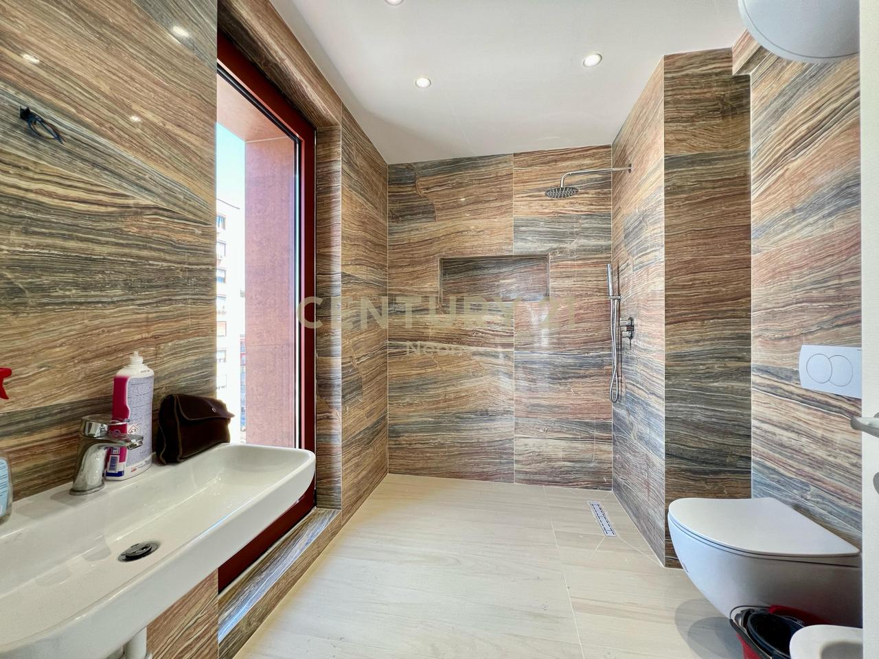 QIRA, ZYRË MODERNE - 70 m2 me PAMJE FANTASTIKE, RRUGA KAVAJËS‼️