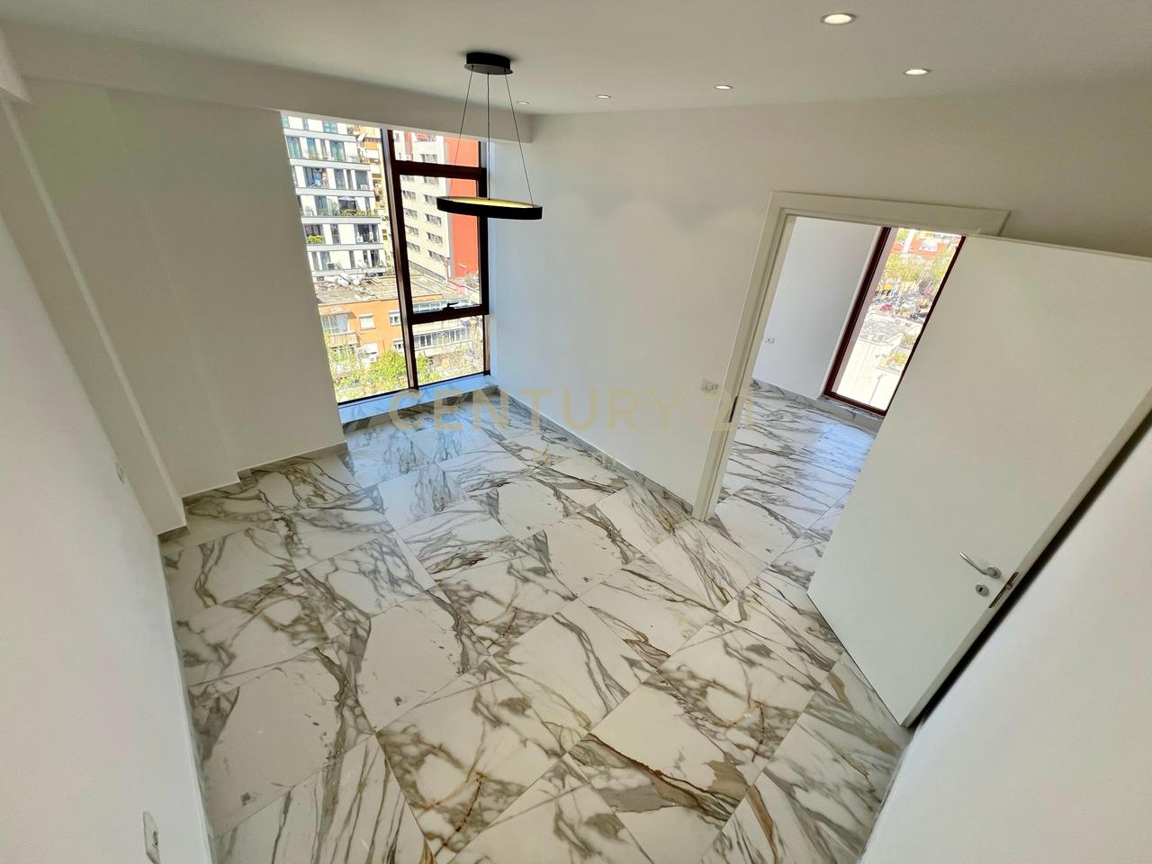 QIRA, ZYRË MODERNE - 70 m2 me PAMJE FANTASTIKE, RRUGA KAVAJËS‼️