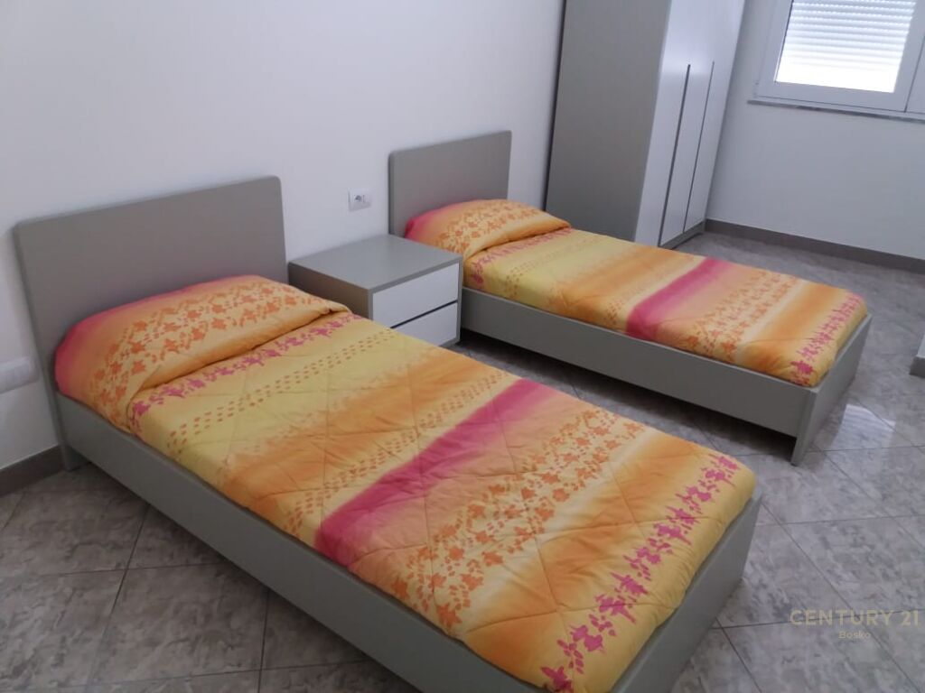 ME QIRA SUPER APARTAMENT 2+1+2 PRANE QENDRES SE TIRANES!!