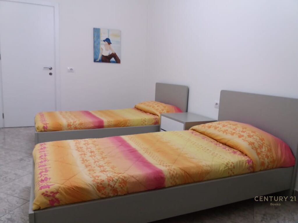 ME QIRA SUPER APARTAMENT 2+1+2 PRANE QENDRES SE TIRANES!!