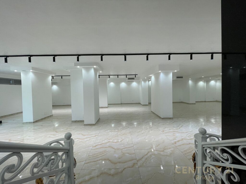 Ambiente showroom in affitto su Viale Vlore-Skele, Vlore!