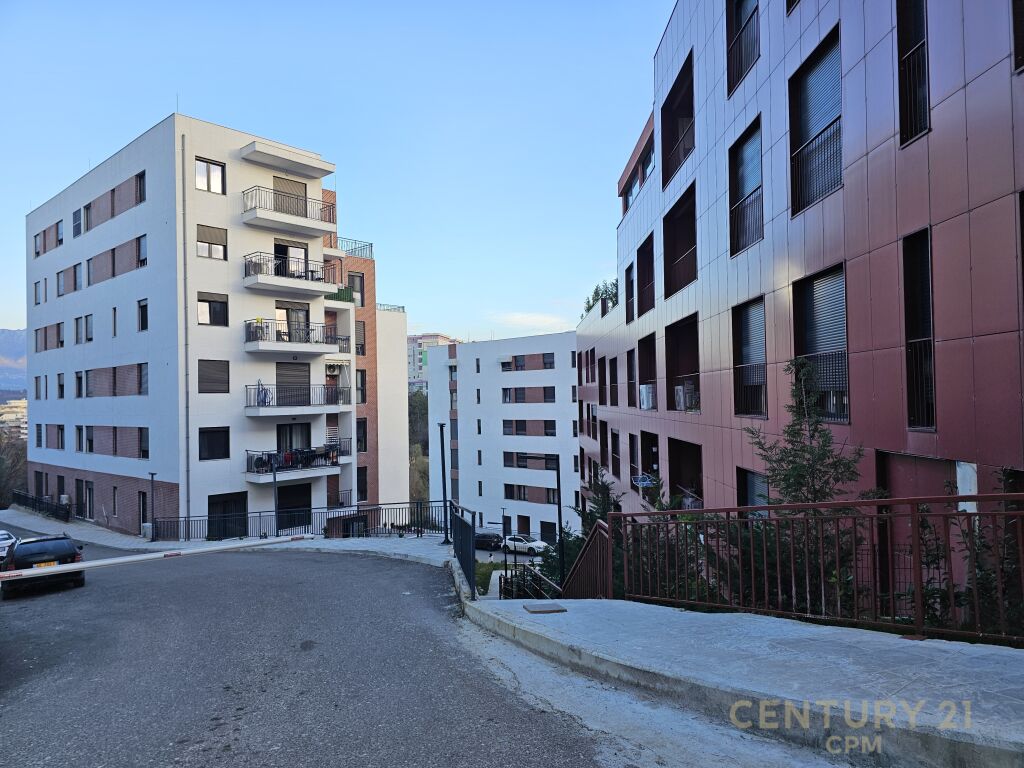 Apartment with yard for sale in Kodra e Diellit