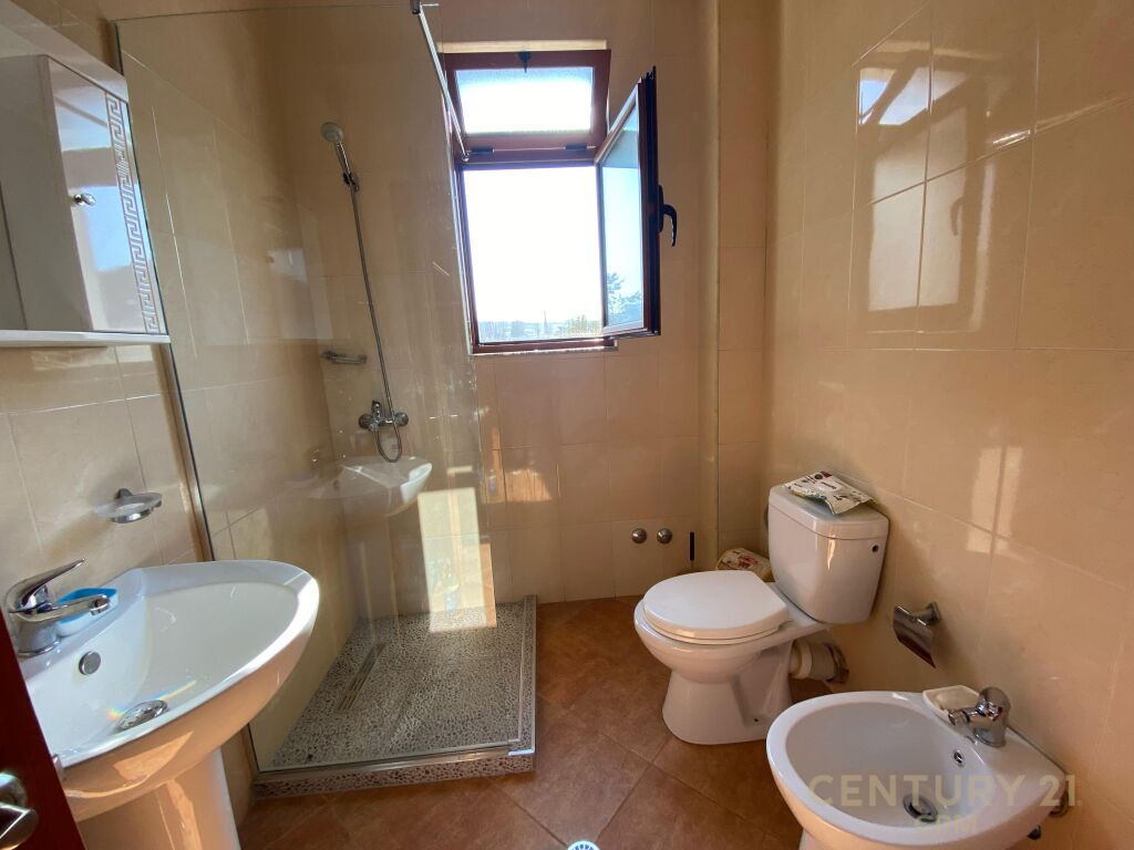 A SKOZE AFFITTIAMO UNA VILLA SU DUE PIANI CON GIARDINO E GARAGE.