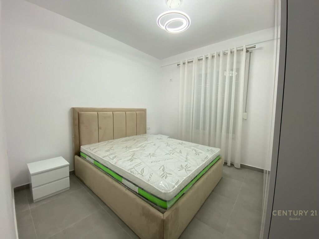 Jepet me qira apartament 2+1 tek Xhamia e Selites !