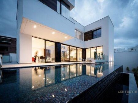 Vile Luksoze Dykatëshe me Pishinë Individuale me pamje nga deti, Currila, Durrës