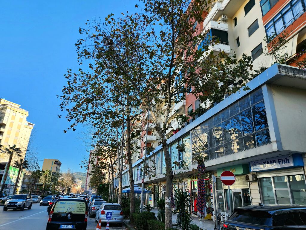 AMBIENT BIZNESI ME QERA NE VLORE