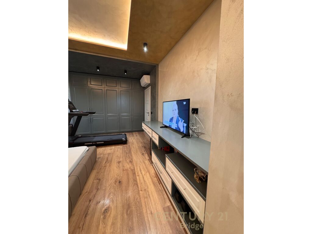 DUPLEX IN VENDITA SULLA STRADA TRANSBALCANICA, VLORA!