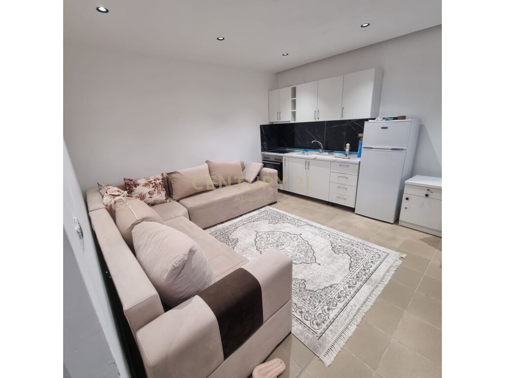 FOR RENT THE FIRST FLOOR OF A TWO-STOREY HOUSE IN NEIGHBORHOOD 8 + PARKING SPACE!