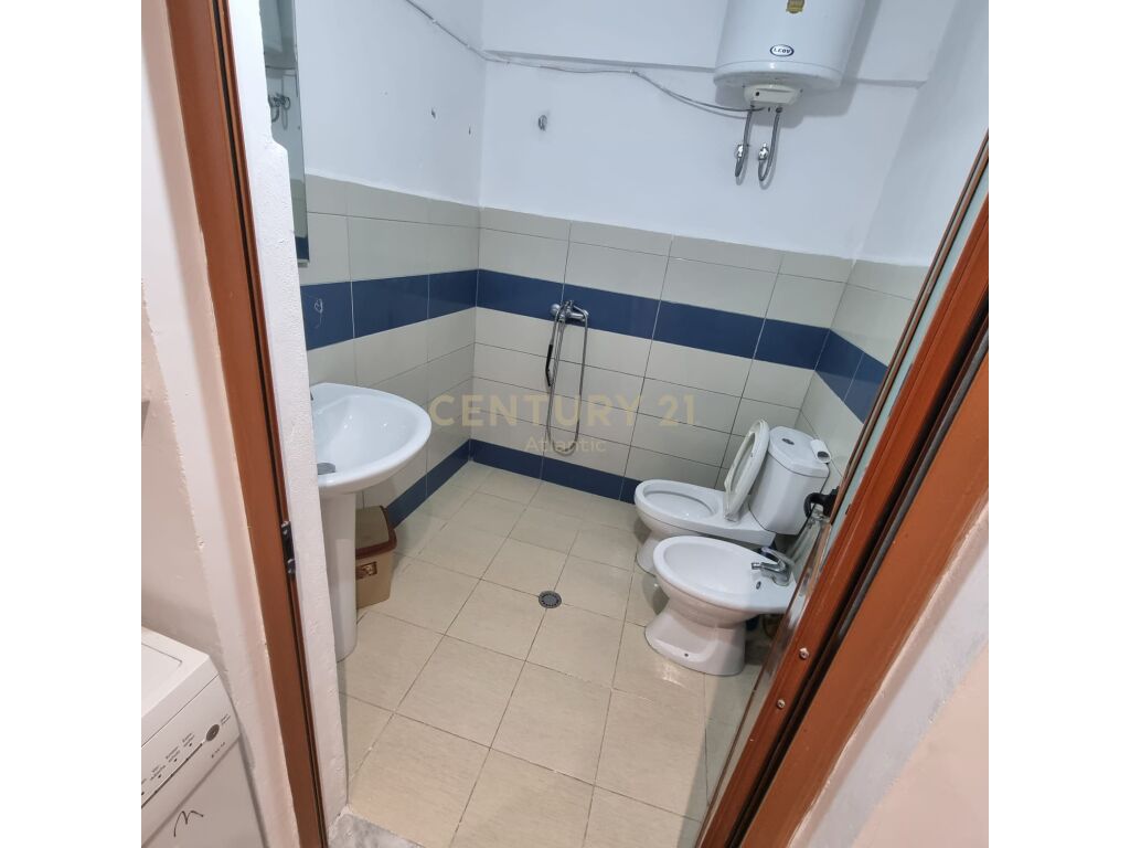 FOR RENT THE FIRST FLOOR OF A TWO-STOREY HOUSE IN NEIGHBORHOOD 8 + PARKING SPACE!
