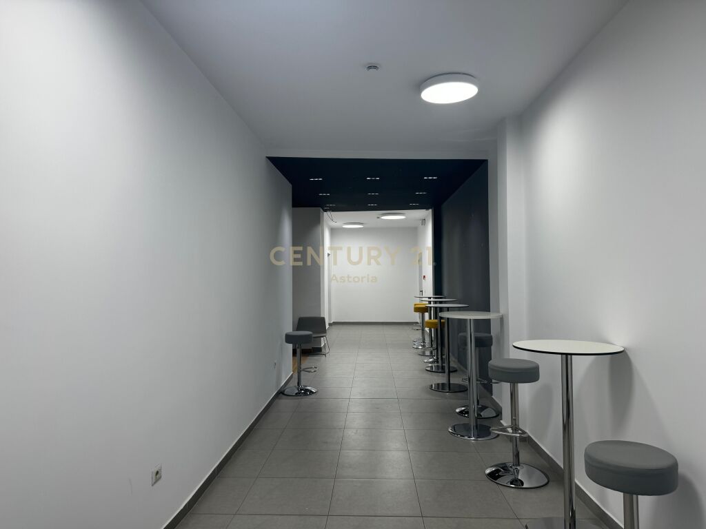 Modern 384m2 space for rent for your offices in the Electric Market area - Ideal for businesses and administration