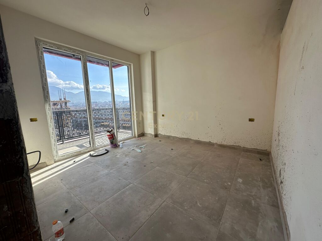 SHESIM APARTAMENT 1+1 TE KONVERTUAR NE 2+1 PRANE UNAZES SE MADHE,PASKUQAN.