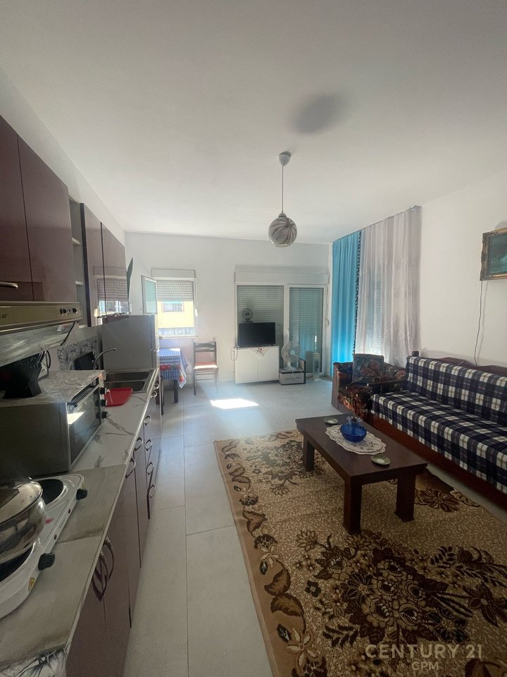Jepet me Qira Apartament 2+1 me Verande dhe Ballkon , Mbrapa UET