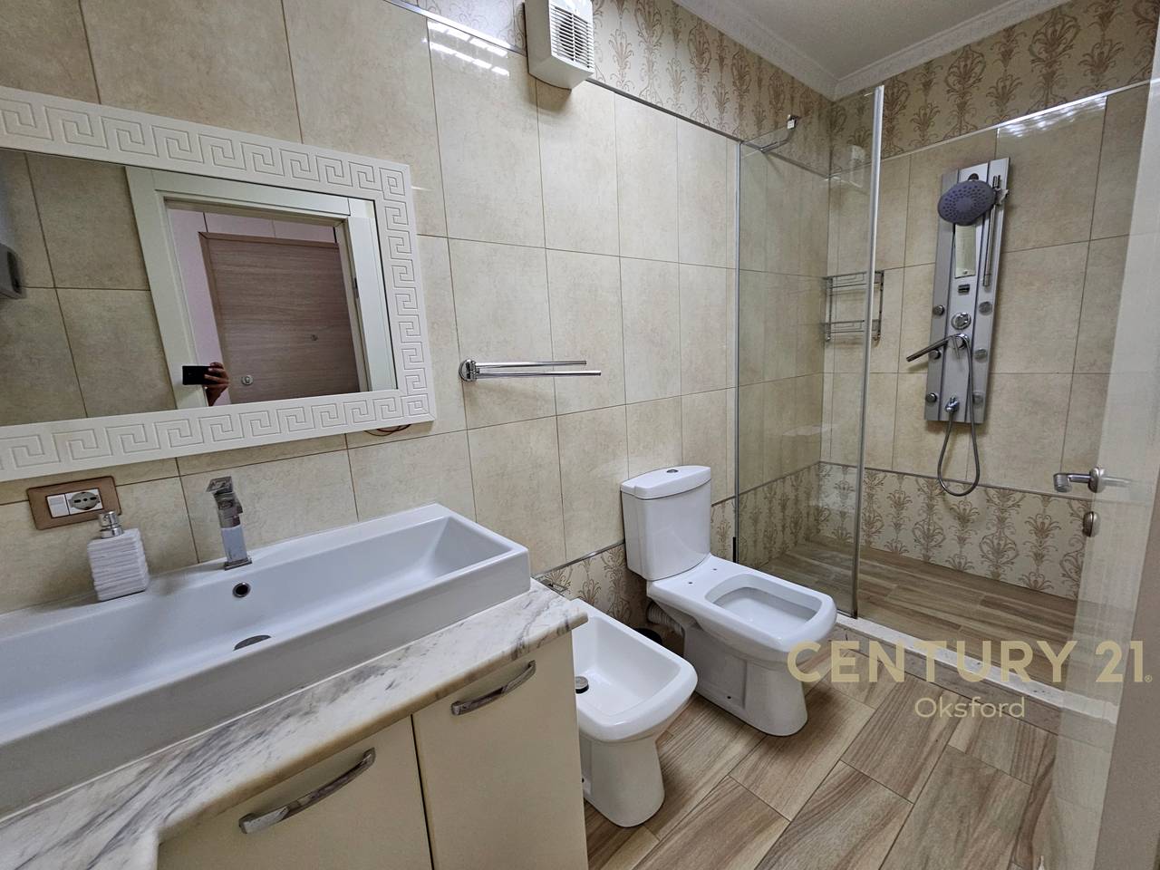 JAPIM ME QIRA AMBIENT KOMERCIAL NE ZONEN E XHAMLLIKUT, RR. XHANFIZE KEKO