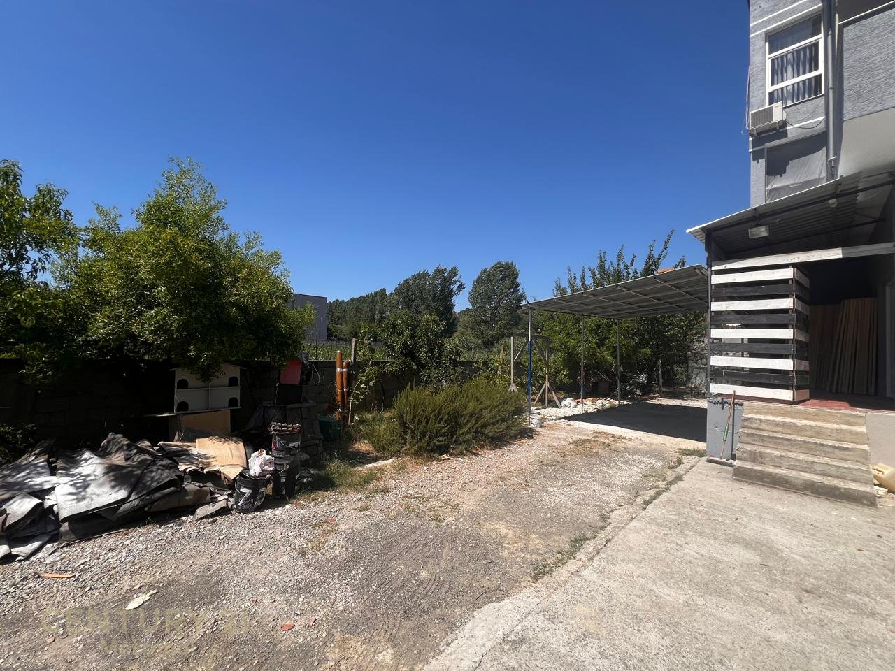 Edificio e terreno in affitto a Prush