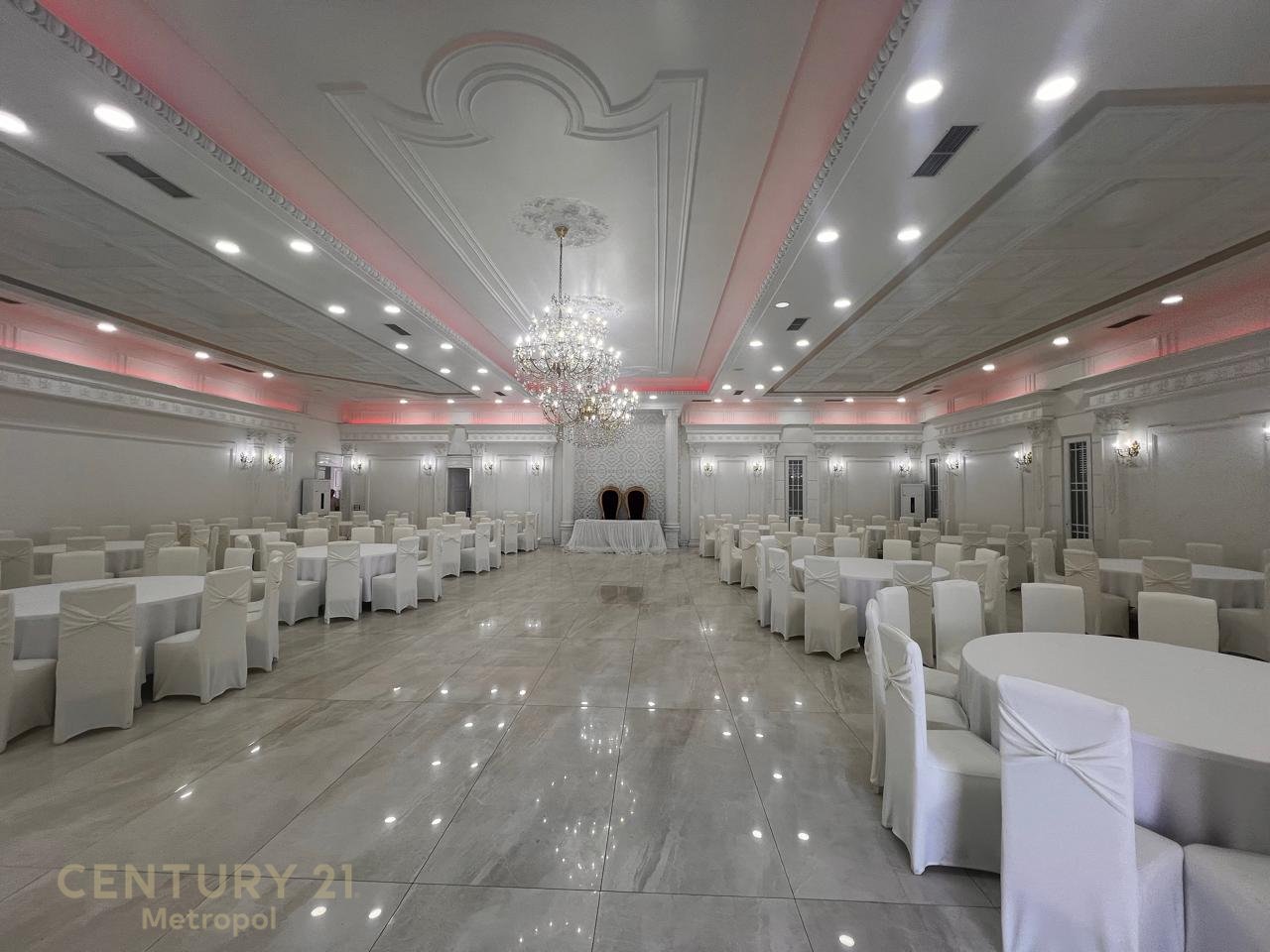 Edificio di 5 piani e attività in affitto!