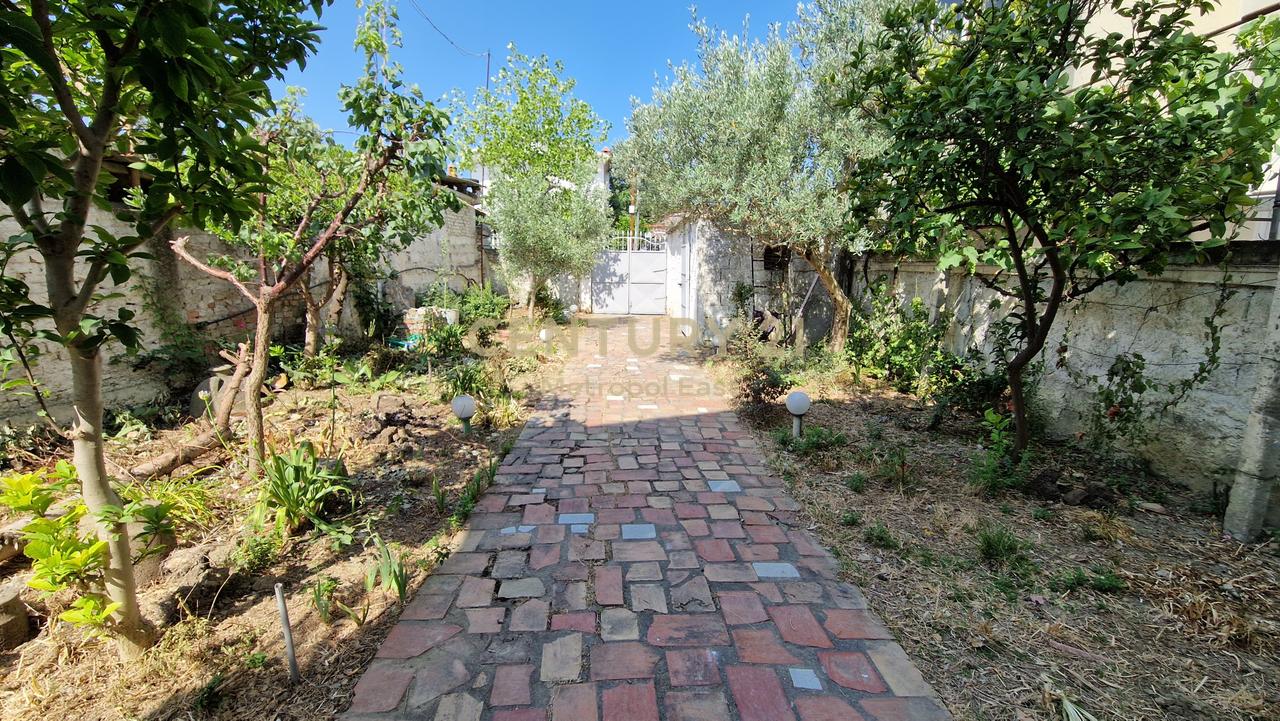 SHITET VILË 2-KATËSHE NË QENDËR TË SHIJAKUT