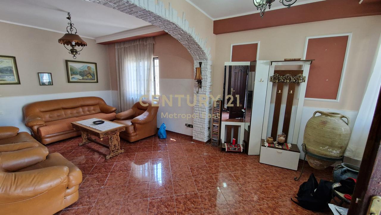 SHITET VILË 2-KATËSHE NË QENDËR TË SHIJAKUT