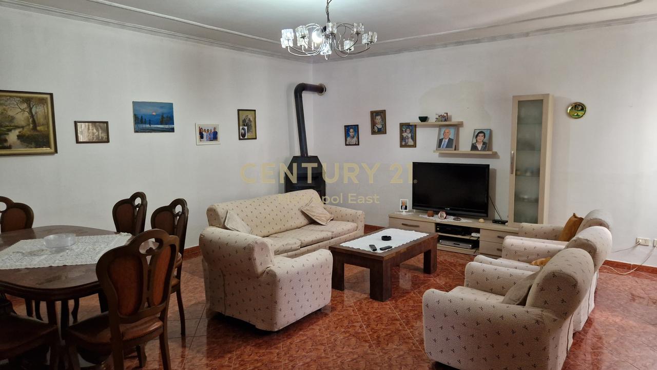 SHITET VILË 2-KATËSHE NË QENDËR TË SHIJAKUT