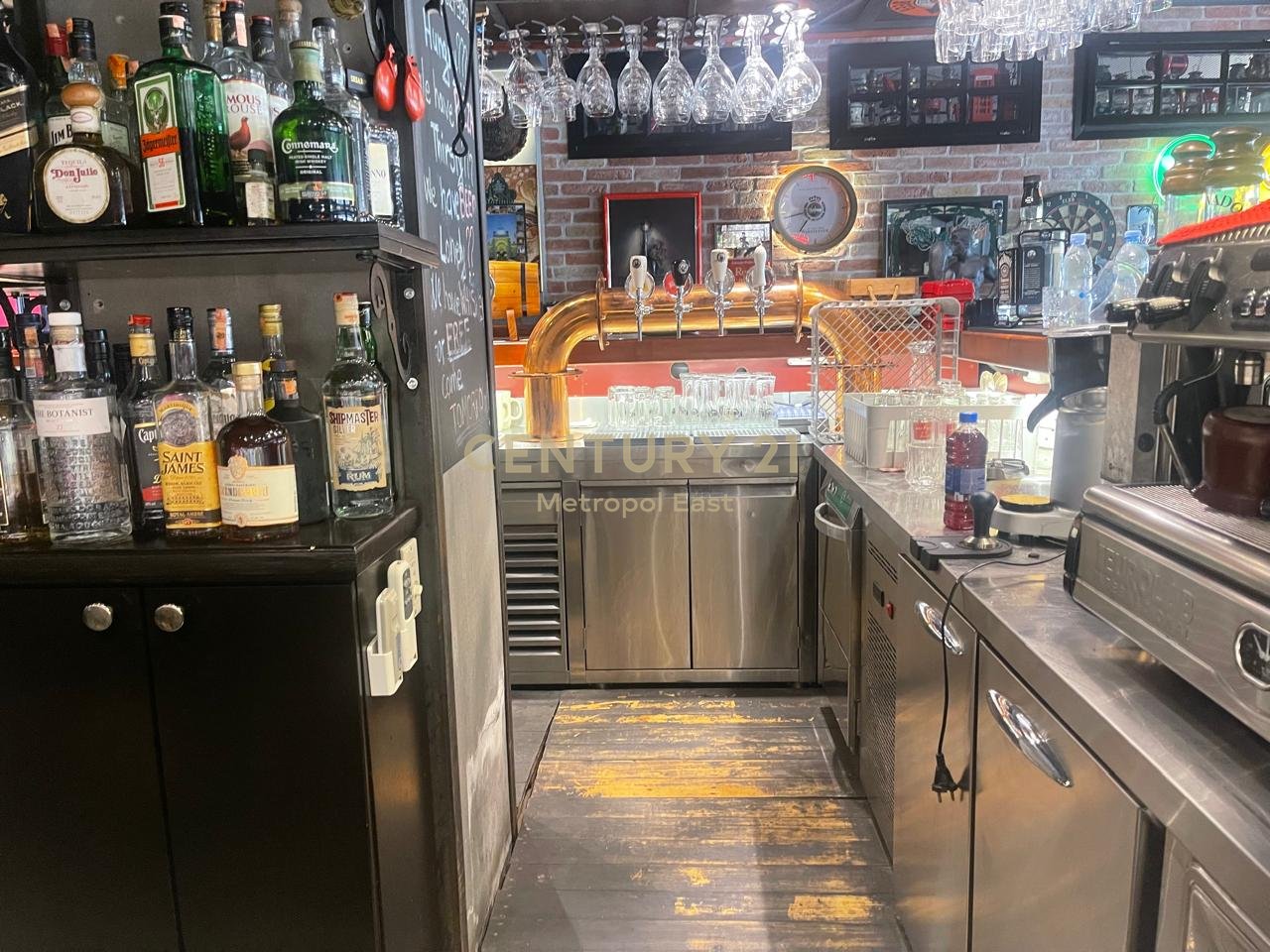 BAR RISTORANTE IN VENDITA 114m2 IN UNA DELLE ZONE PIÙ FREQUENTATE DI SARANDA