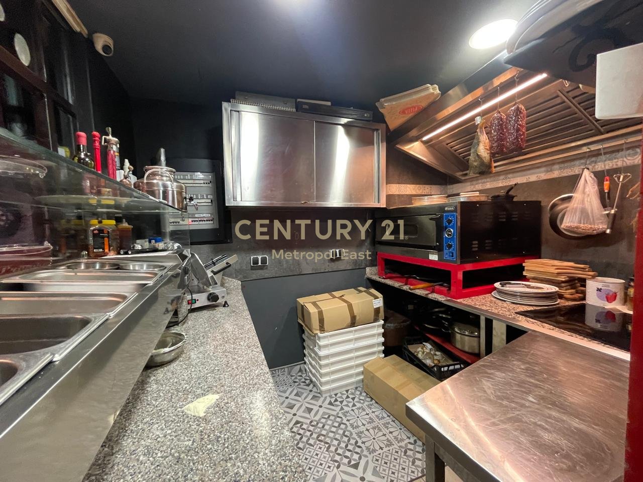 BAR RISTORANTE IN VENDITA 114m2 IN UNA DELLE ZONE PIÙ FREQUENTATE DI SARANDA