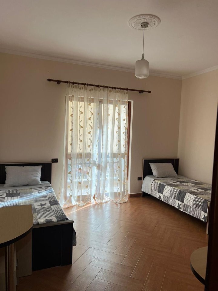 Jepet me qera Apartament 2+1 te Gjimnazi Petro Nini !