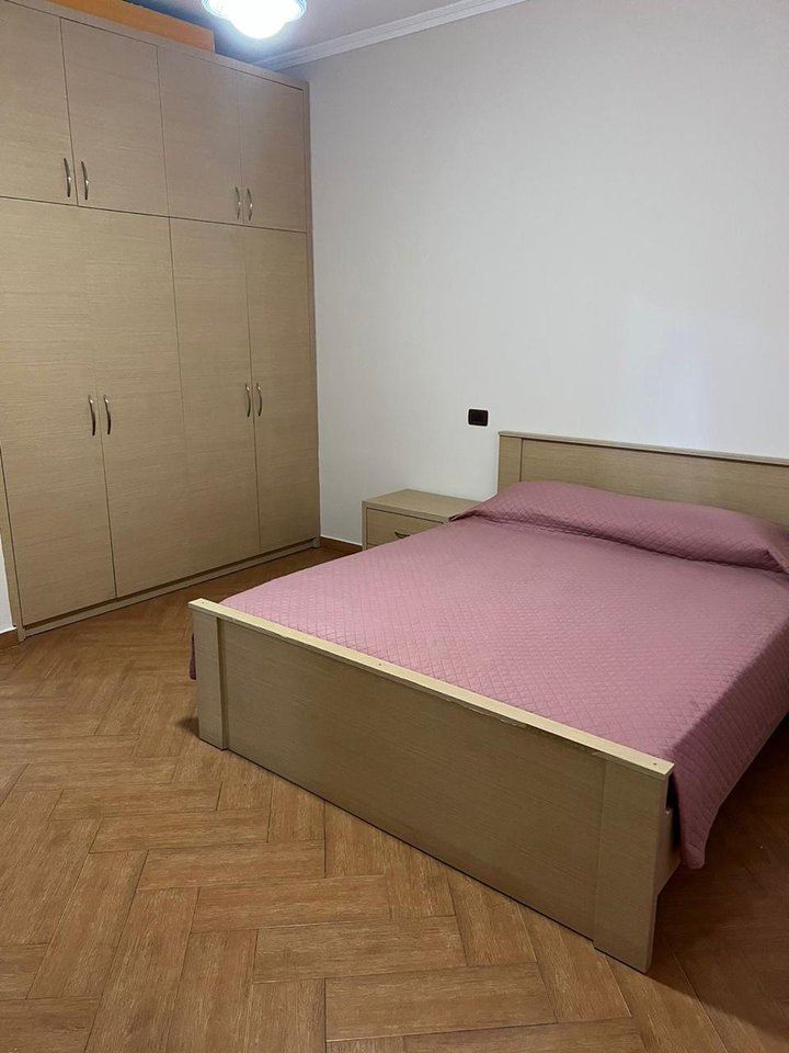 Jepet me qera Apartament 2+1 te Gjimnazi Petro Nini !