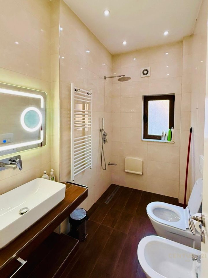 Appartamento in affitto – Myslym Shyri, Tirana
Prezzo: 750€/mese