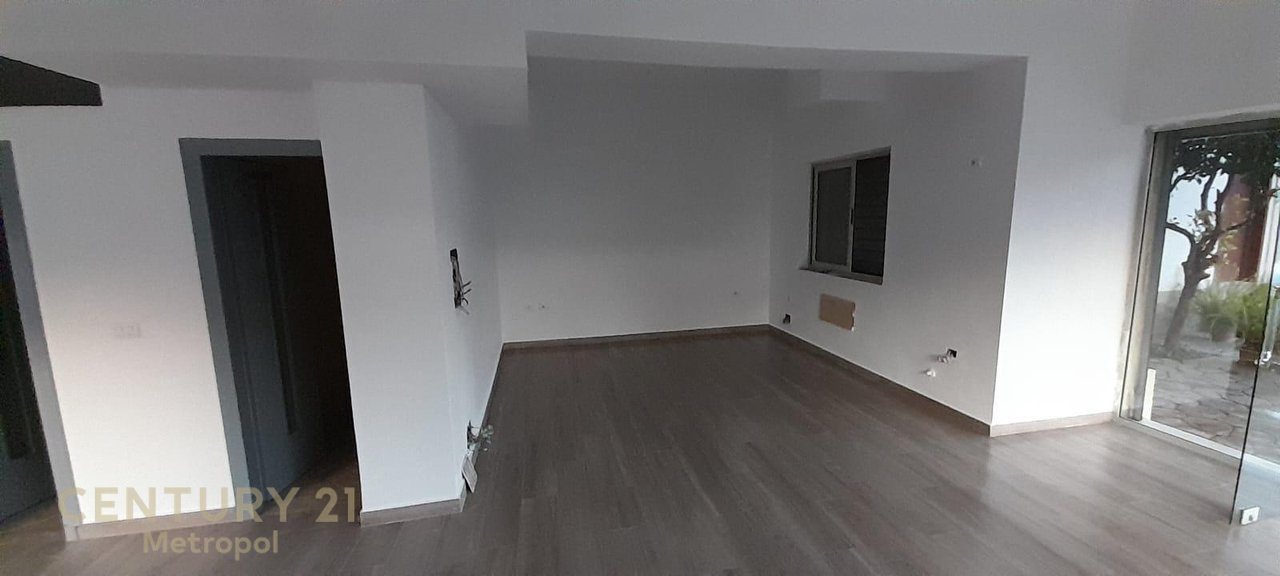 COMMERCIAL UNIT, SHOP FOR SALE ON NJAZI MEKA STREET!