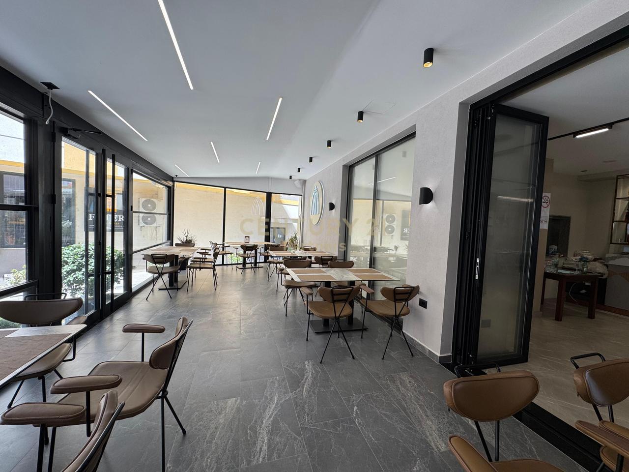 JAPIM ME QIRA BAR-RESTORANT NE QERRET !