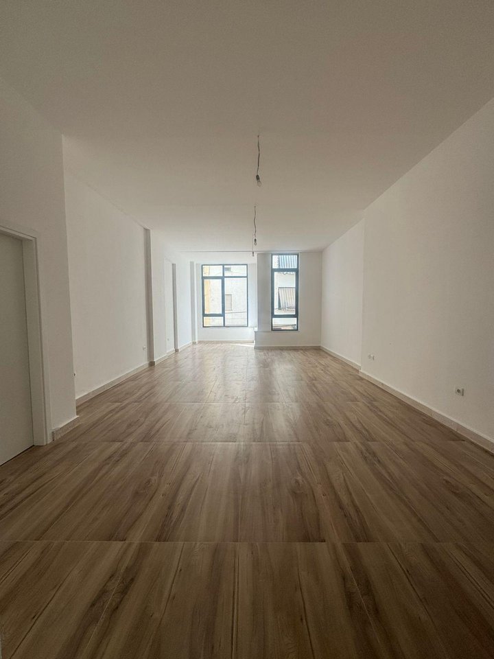 Te Mine Peza, Donika Center ambient me qera