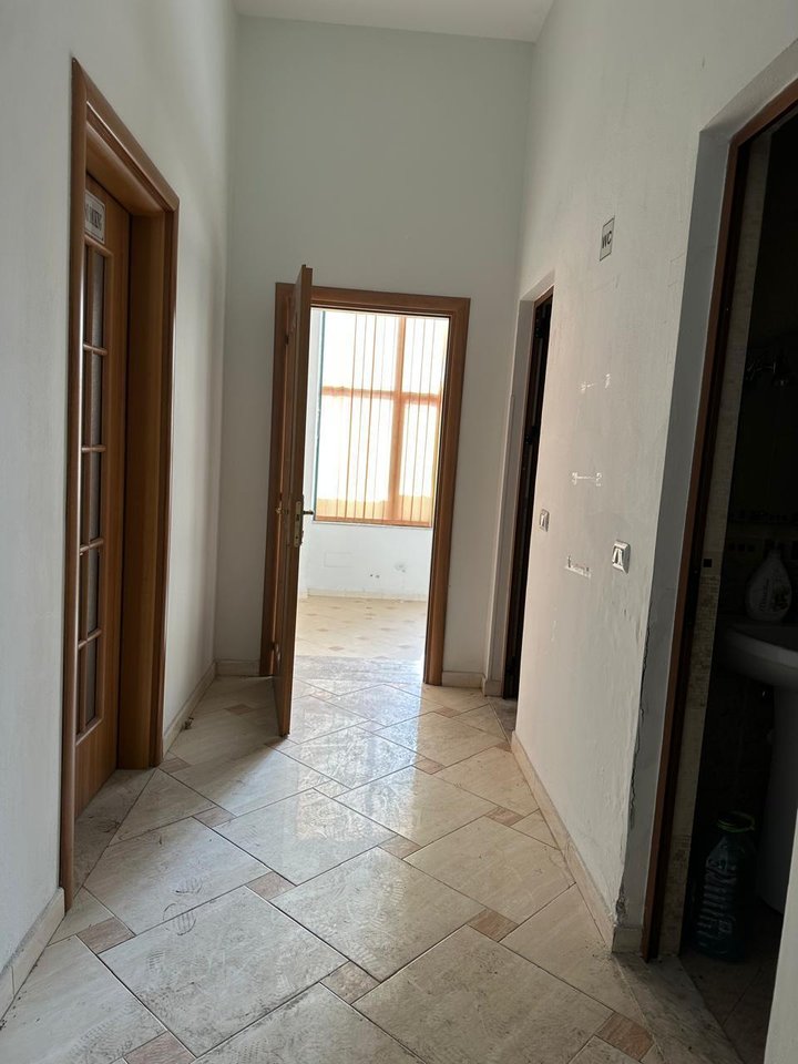 PER SHITJE, NJESI 240 M2 PRANE MINISTRISE SE JASHTME !
