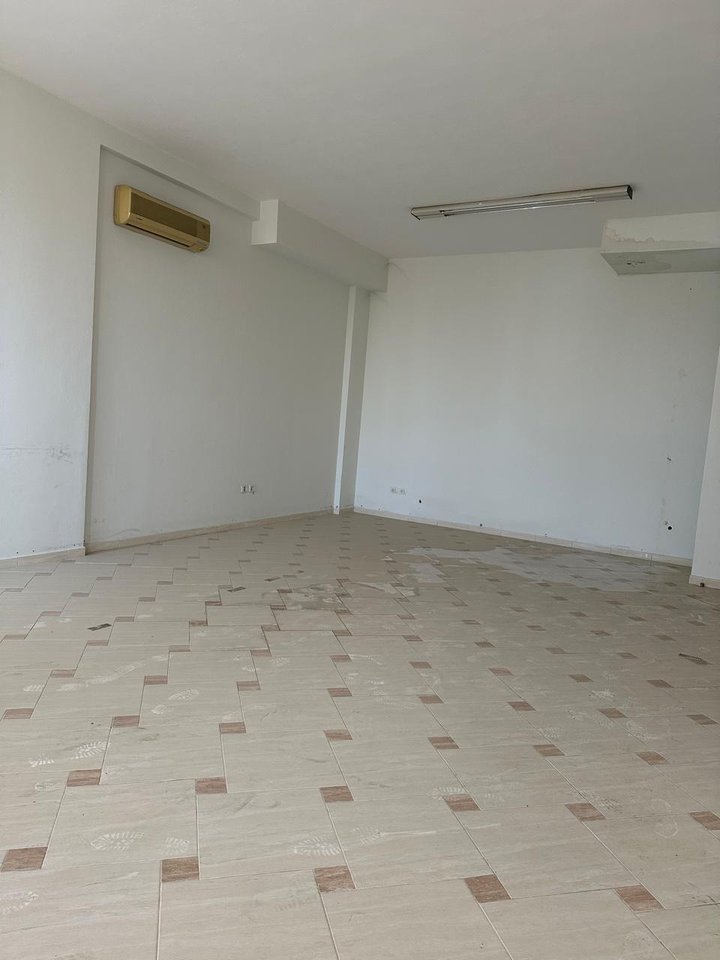 PER SHITJE, NJESI 240 M2 PRANE MINISTRISE SE JASHTME !