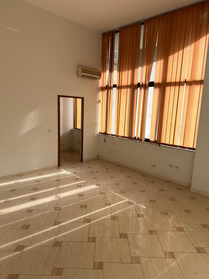 PER SHITJE, NJESI 240 M2 PRANE MINISTRISE SE JASHTME !
