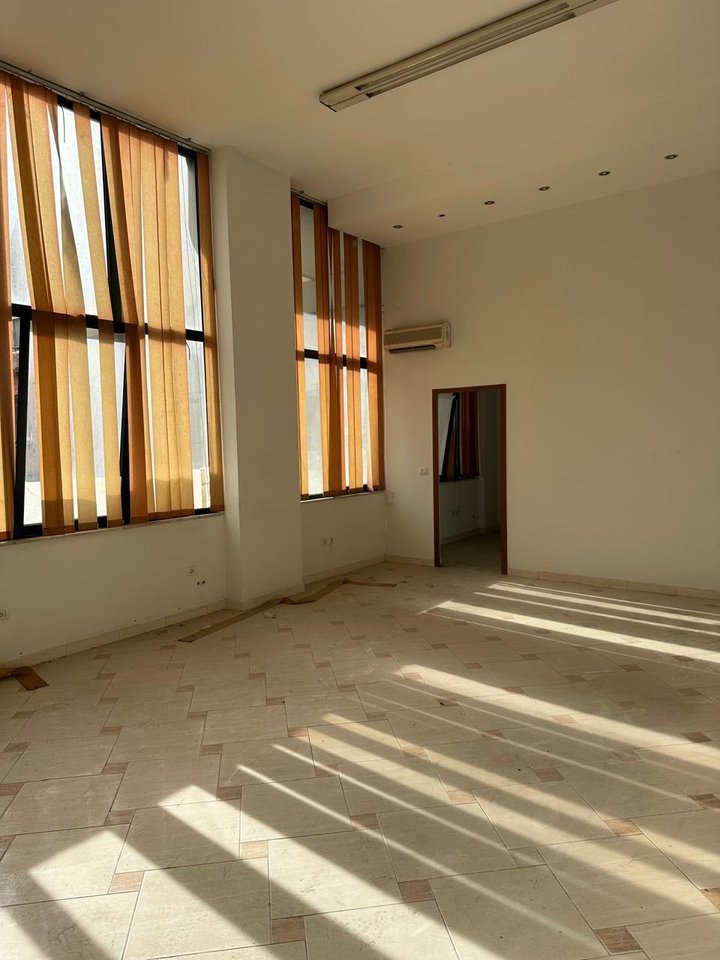 PER SHITJE, NJESI 240 M2 PRANE MINISTRISE SE JASHTME !