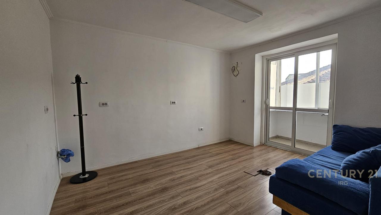 Jepet me qira ambient në zonë strategjike, ideale për biznes!