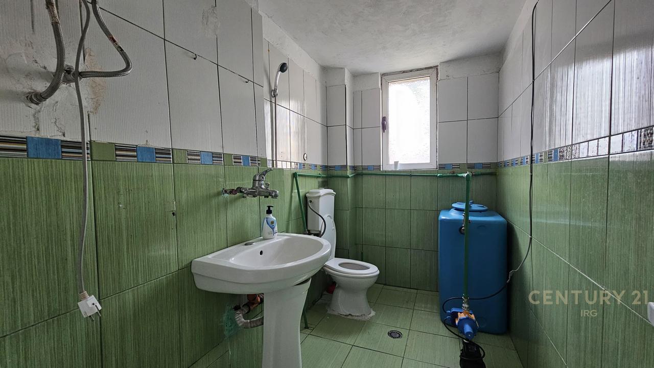 Jepet me qira ambient në zonë strategjike, ideale për biznes!