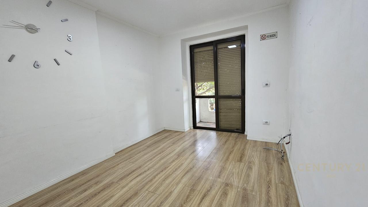 Jepet me qira ambient në zonë strategjike, ideale për biznes!