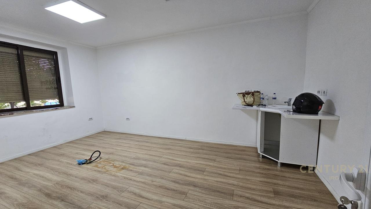 Jepet me qira ambient në zonë strategjike, ideale për biznes!