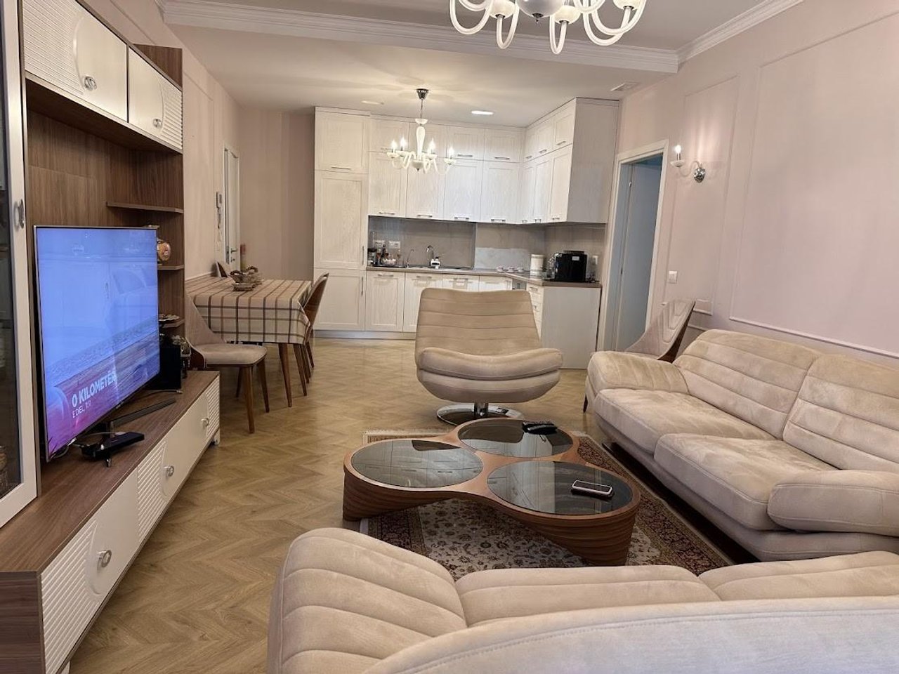 IN VENDITA, APPARTAMENTO 2+1+2+VERANDA + 2 GARAGE!
