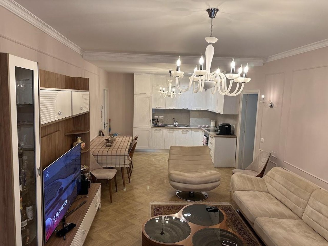 IN VENDITA, APPARTAMENTO 2+1+2+VERANDA + 2 GARAGE!
