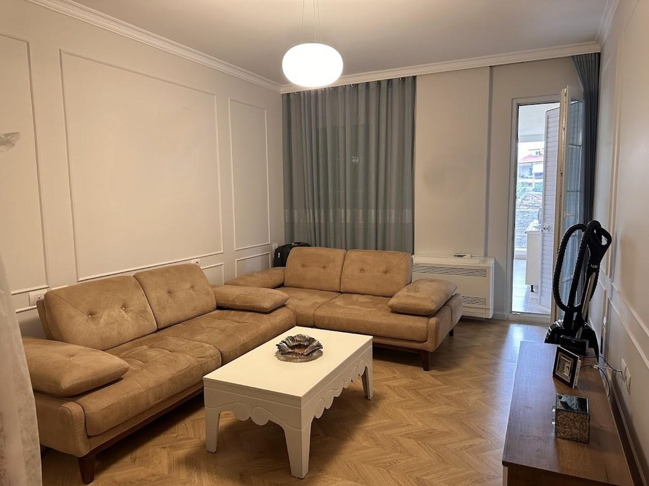 IN VENDITA, APPARTAMENTO 2+1+2+VERANDA + 2 GARAGE!