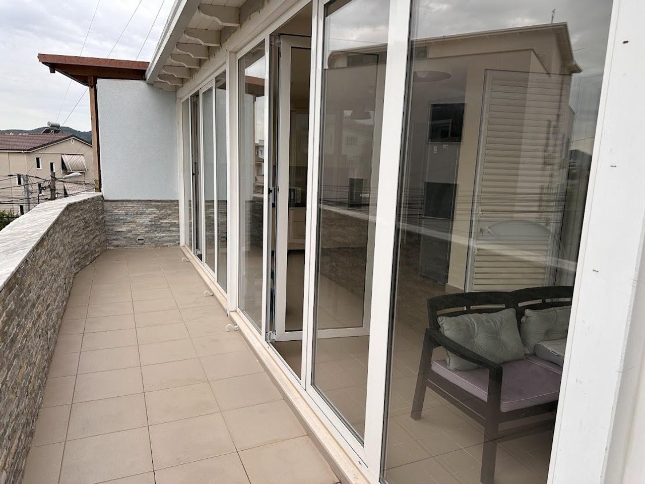IN VENDITA, APPARTAMENTO 2+1+2+VERANDA + 2 GARAGE!